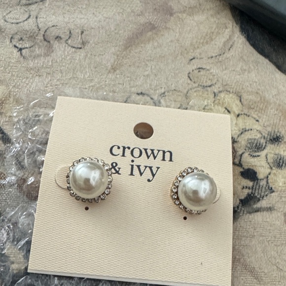 crown & ivy Jewelry - Crown and Ivy Pearl earrings